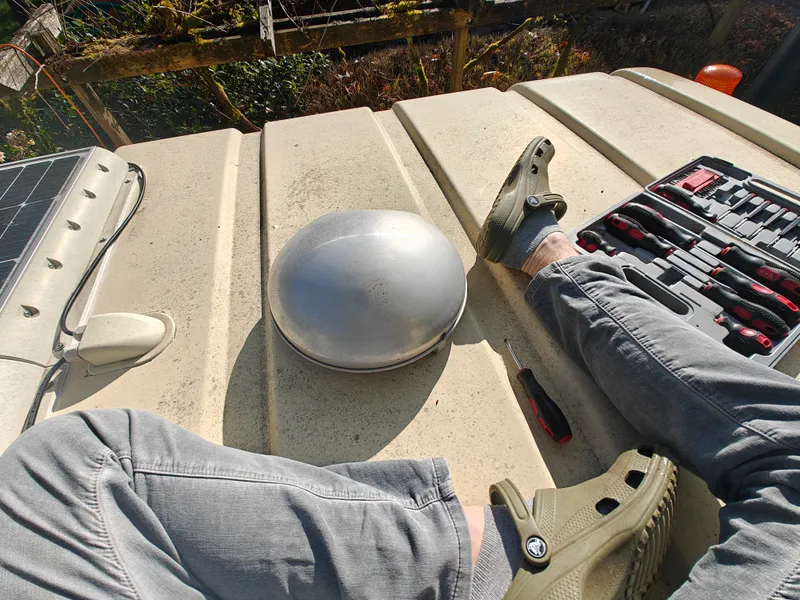 De oude ronde dakventilator met aluminium kap, nog dicht