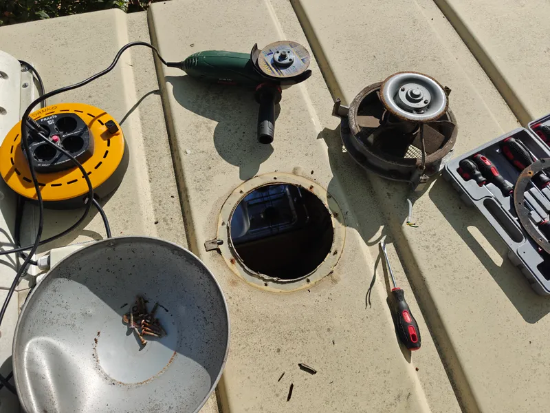 Het ronde gat in het dak nadat de oude ventilator eruit is