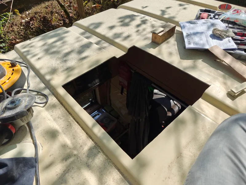 Het uitgezaagde vierkante gat, met zicht naar binnen in de camper