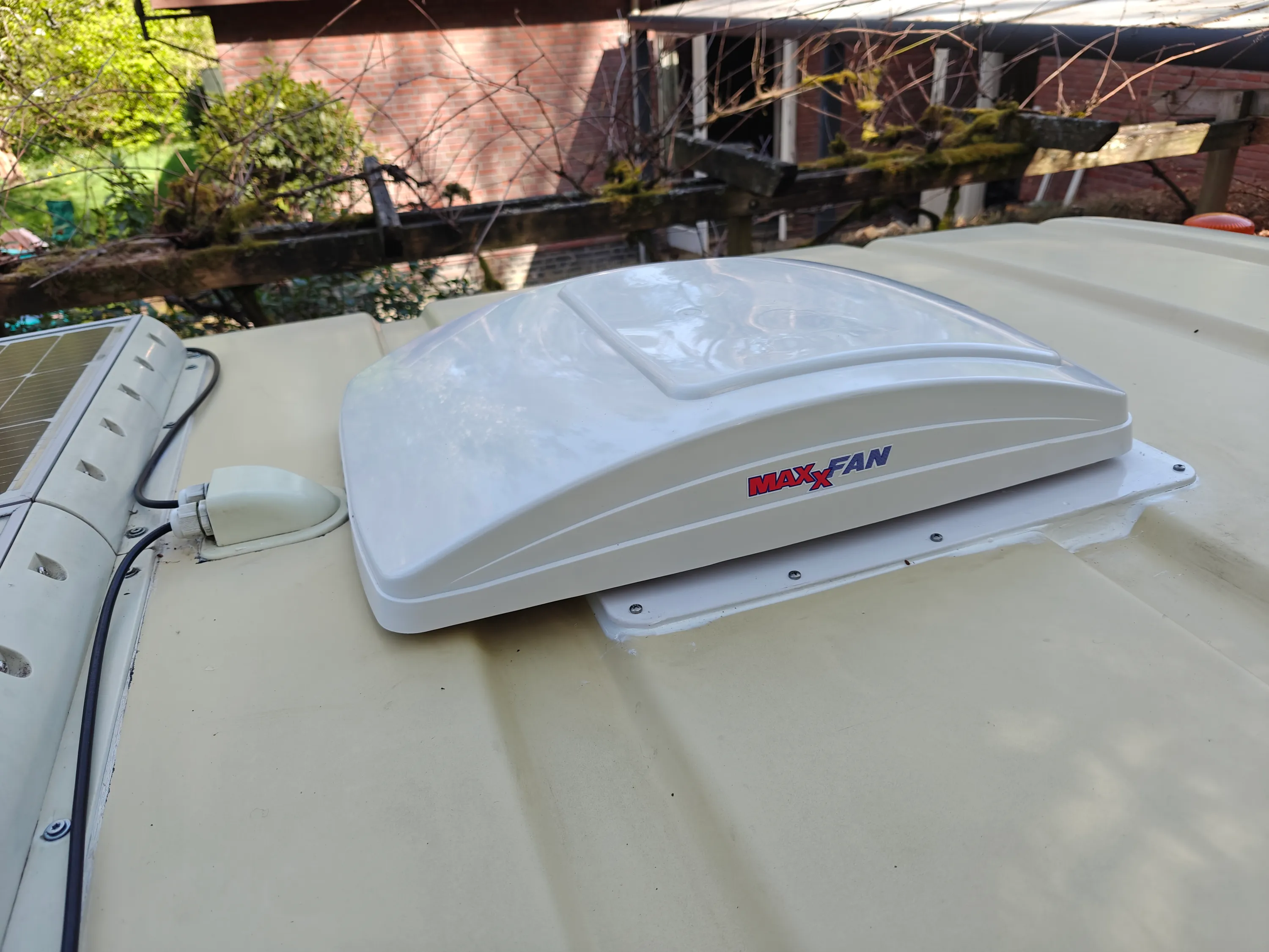 De gemonteerde Maxxfan dakventilator op het dak van Bassie