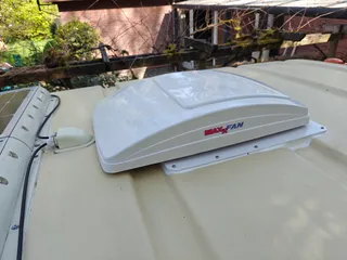 De gemonteerde Maxxfan dakventilator op het dak van Bassie