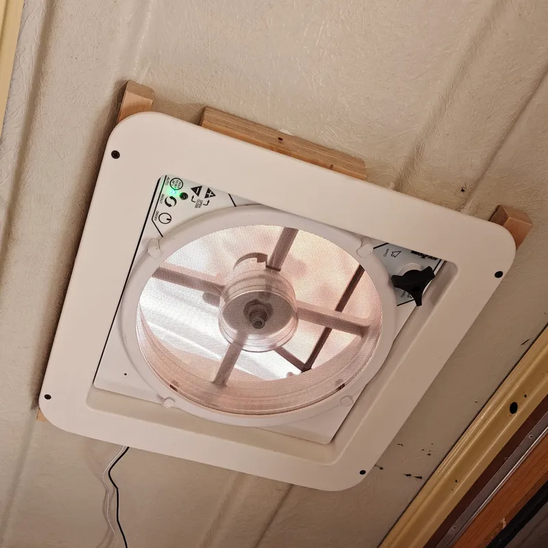 De afgewerkte Maxxfan van binnenuit gezien, met licht aan