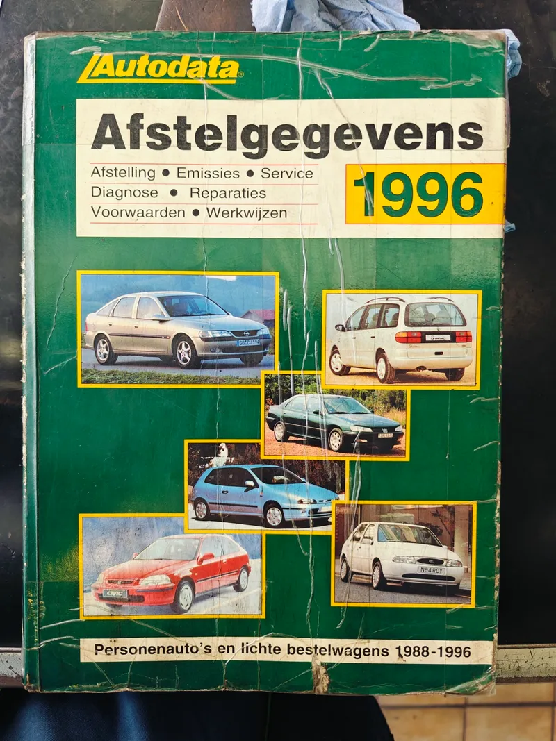 Het oude Autodata-boek met afstelgegevens bij het revisiebedrijf