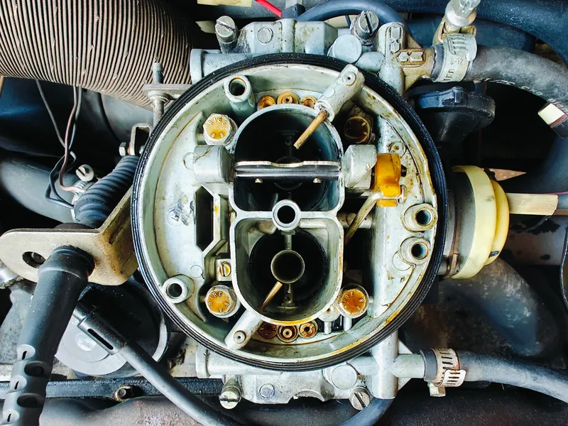 De carburateur wordt gedemonteerd
