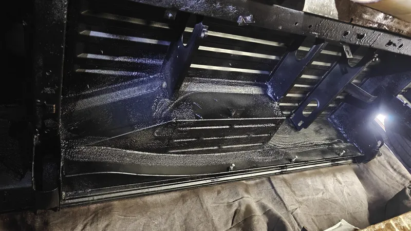 De bodem na het verwijderen van de oude kachel, pas behandeld, met de beugels voor het frame
