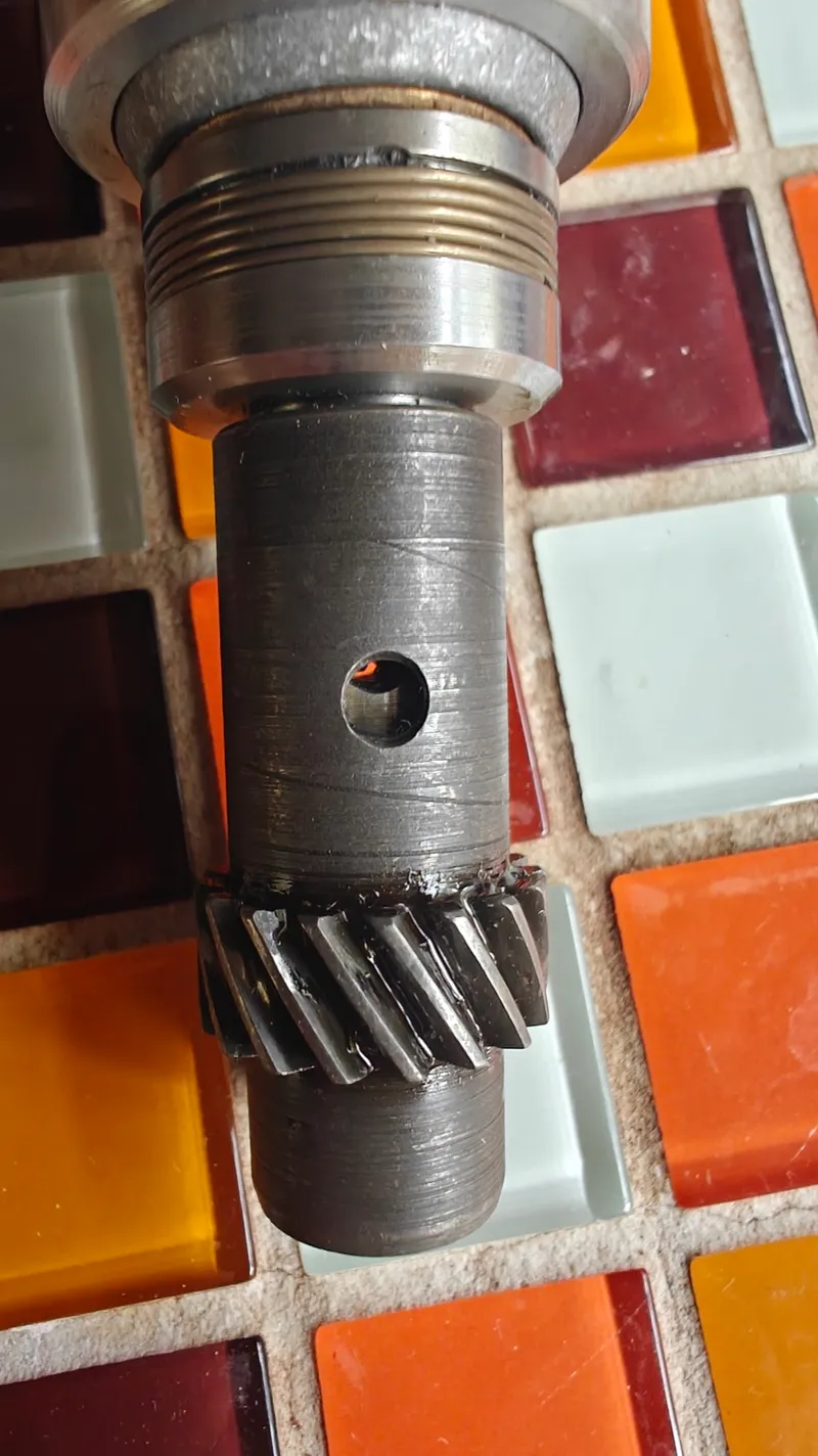 Detail van het ingekorte en gepende tandwiel