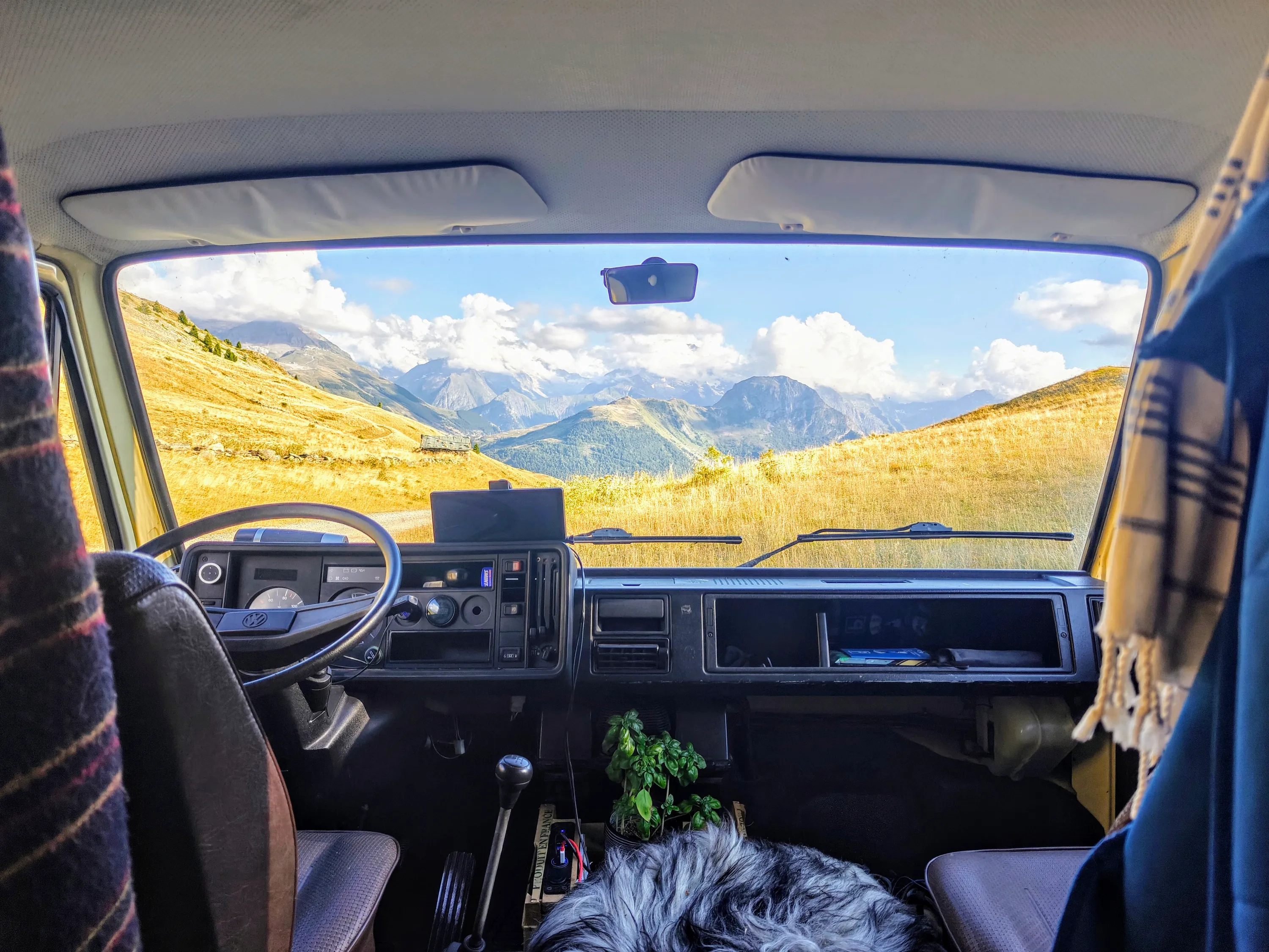 Hero image van bergen met een camper in de voorgrond