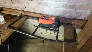De Vevor-dieselkachel op het zelfgelaste frame, op de werkbank