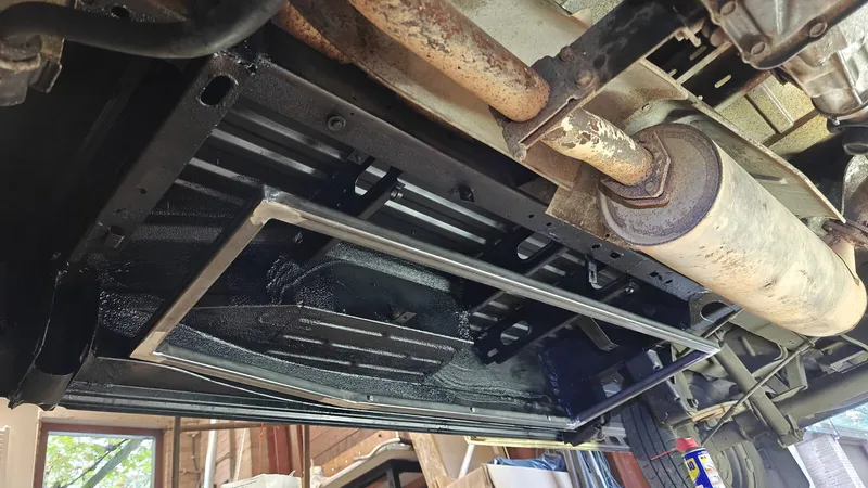 Voorbereiding van de montage: het frame onder de bus, naast de uitlaatdemper