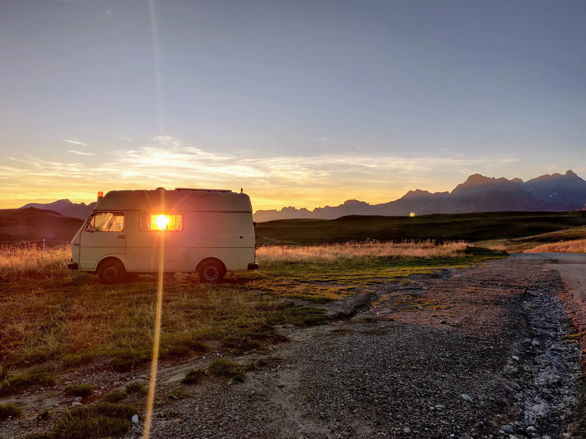 Mijn Volkswagen LT28 camper bij zonsondergang in de bergen