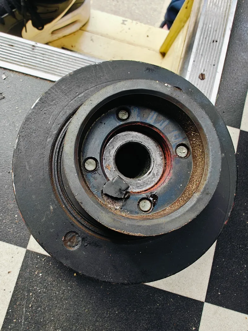 De pulley/vibratiedemper waar de spie in past