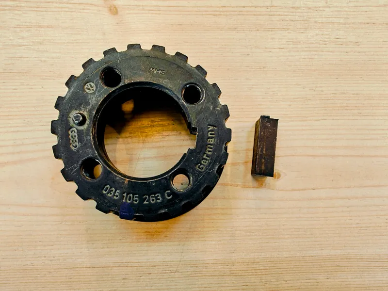 Het pulley-tandwiel met de afgebroken spie ernaast