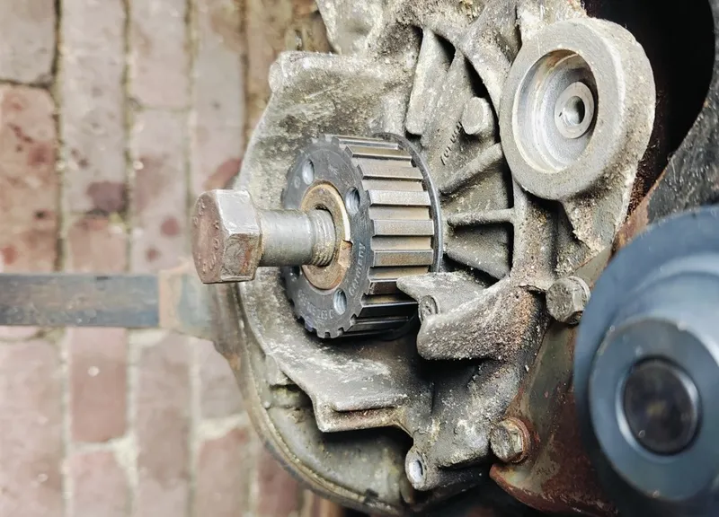 De zelfgemaakte spie gemonteerd in het tandwiel