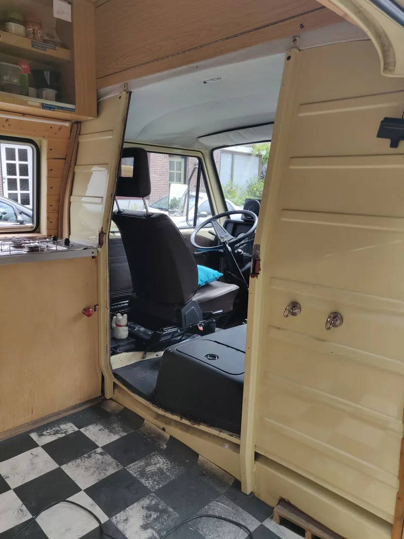 Het interieur na het verwijderen van het tussenschot