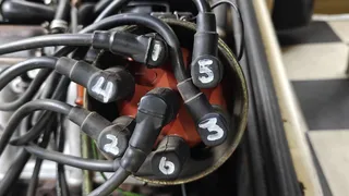 De verdelerkap met genummerde bougiekabels